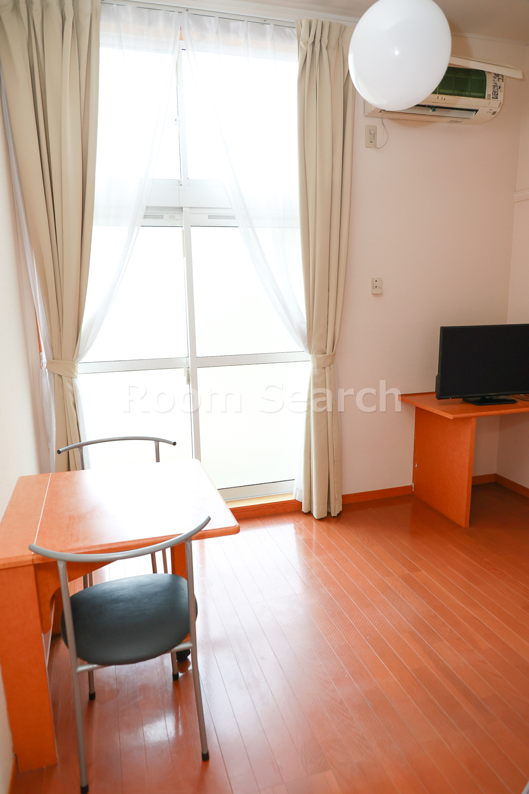 居室・リビング　机折り畳み式、カーテン、照明、エアコン付き