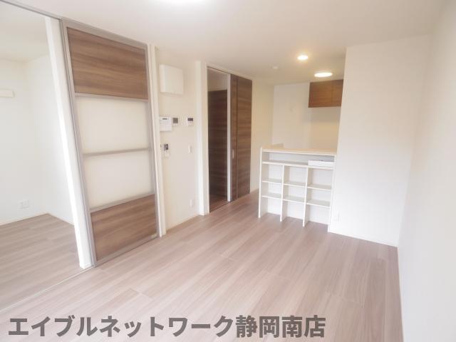 居室・リビング　こちらのリビングで趣味の時間をお楽しみください