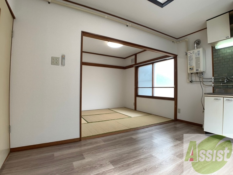 居室・リビング　お部屋は木目のフローリングが落ち着きますね。