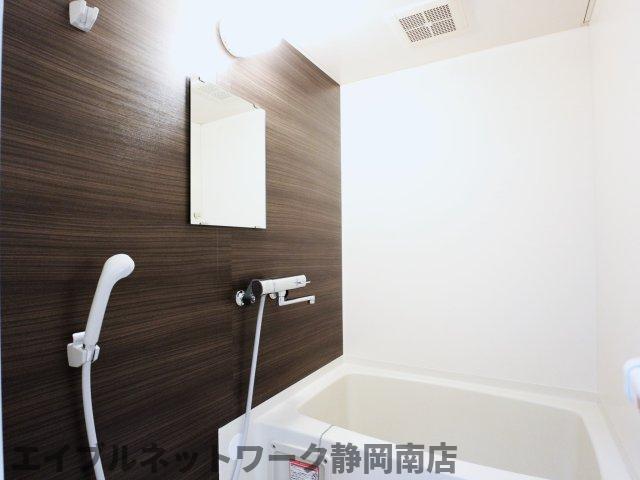 バス・シャワールーム　ゆったり過ごせるお風呂です