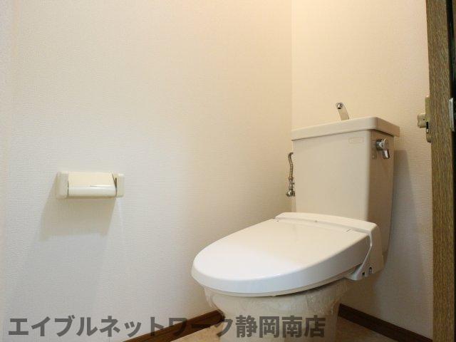 トイレ　落ち着いた色調のトイレです