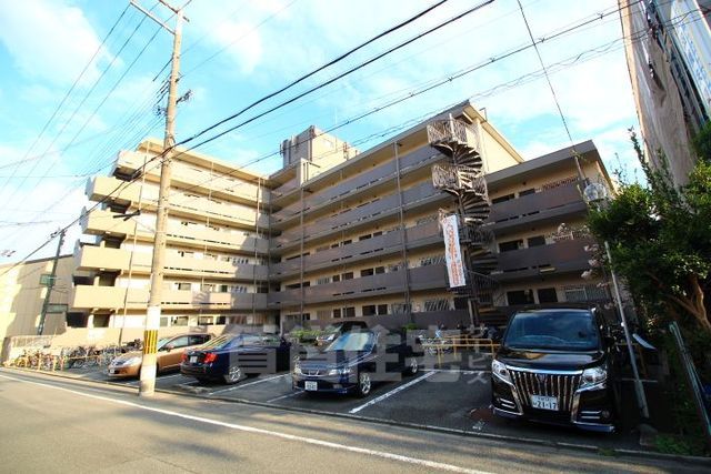 京都市南区吉祥院定成町のマンションの建物外観