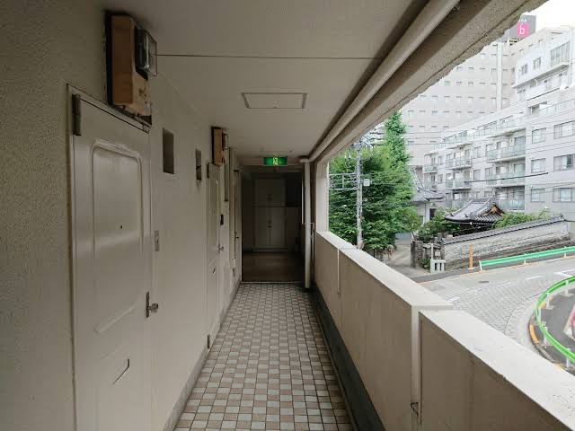 【港区赤坂のマンションの玄関】