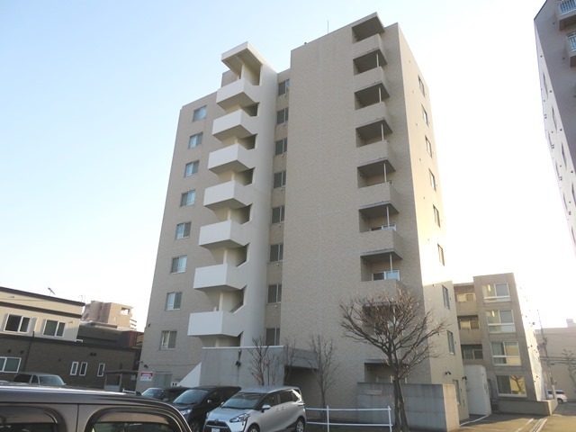 札幌市中央区北十三条西のマンションの建物外観