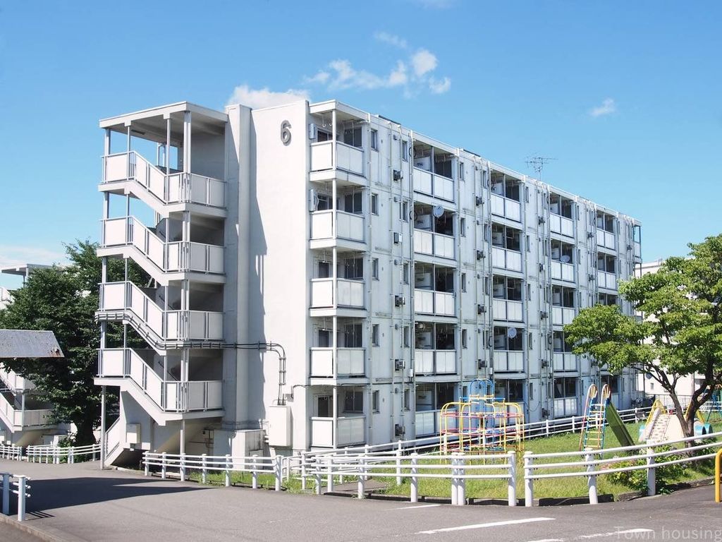 【八王子市小比企町のマンションの建物外観】