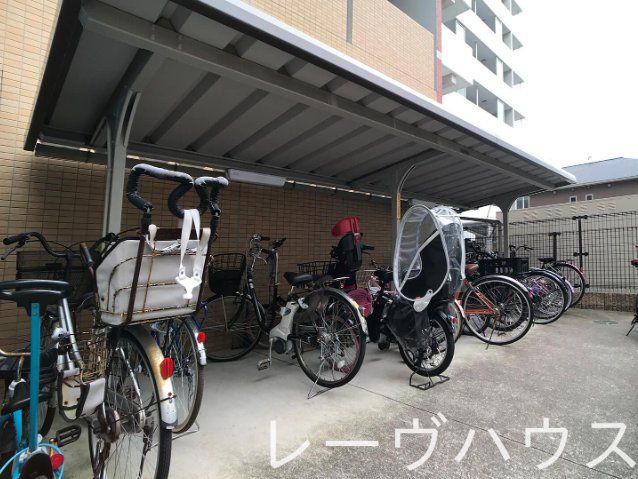 【福岡市東区千早のマンションの駐車場】