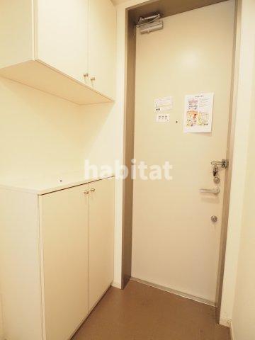 玄関　天井高まであるシューズボックスも収納力◎