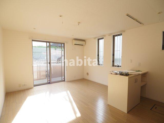 居室・リビング　窓が多く光の入る明るいリビング