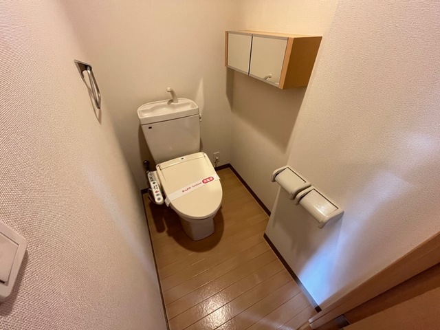 トイレ　収納付き、シャワー付きトイレ