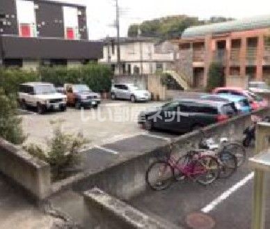 【松戸市栗山のマンションの駐車場】