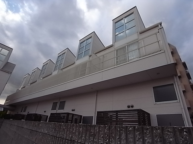 【芦屋市親王塚町のアパートの建物外観】