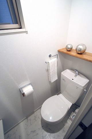 トイレ　落ち着いた色調のトイレです