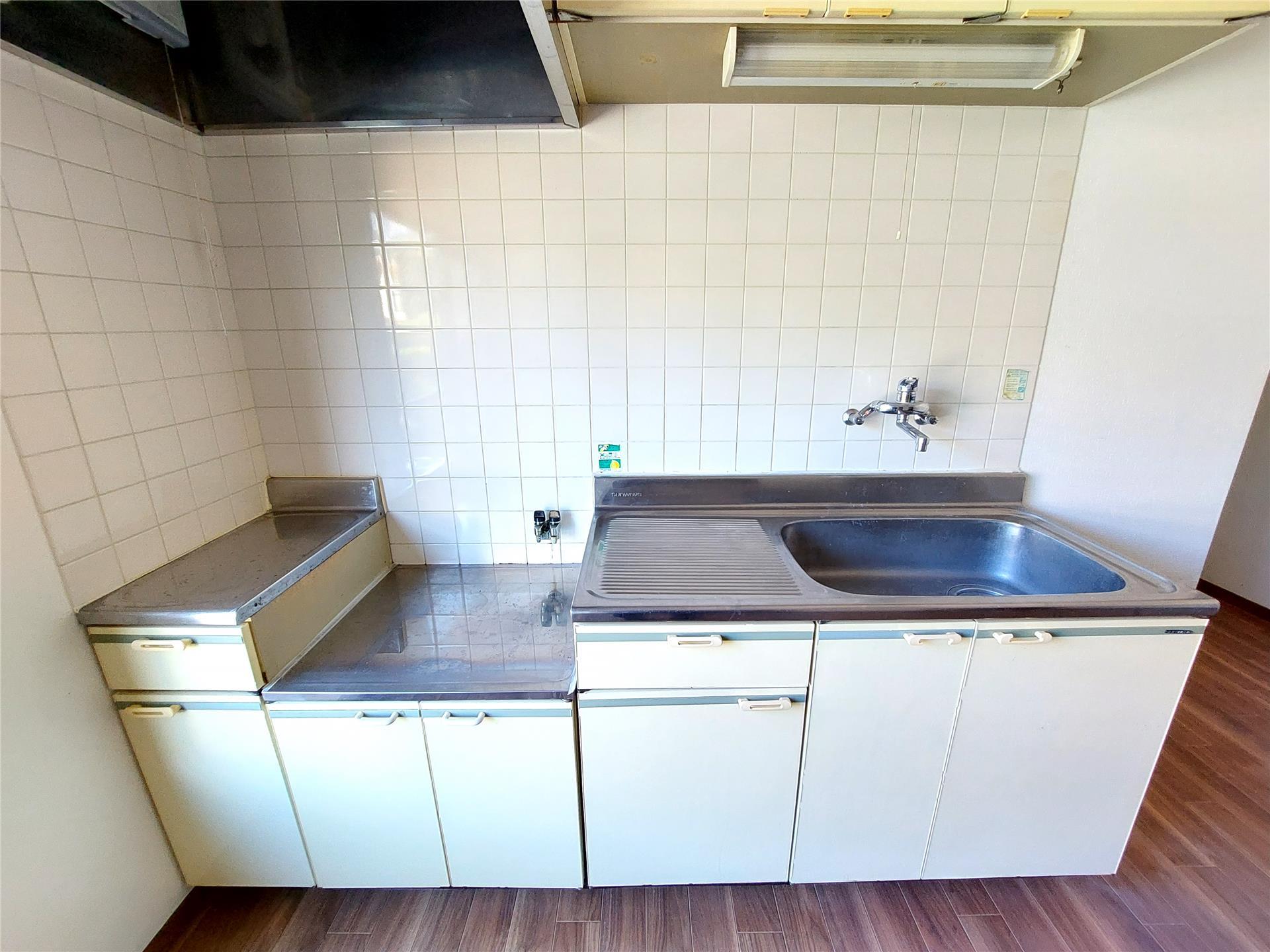 キッチン　コンロ台の奥にも収納があるって嬉しい