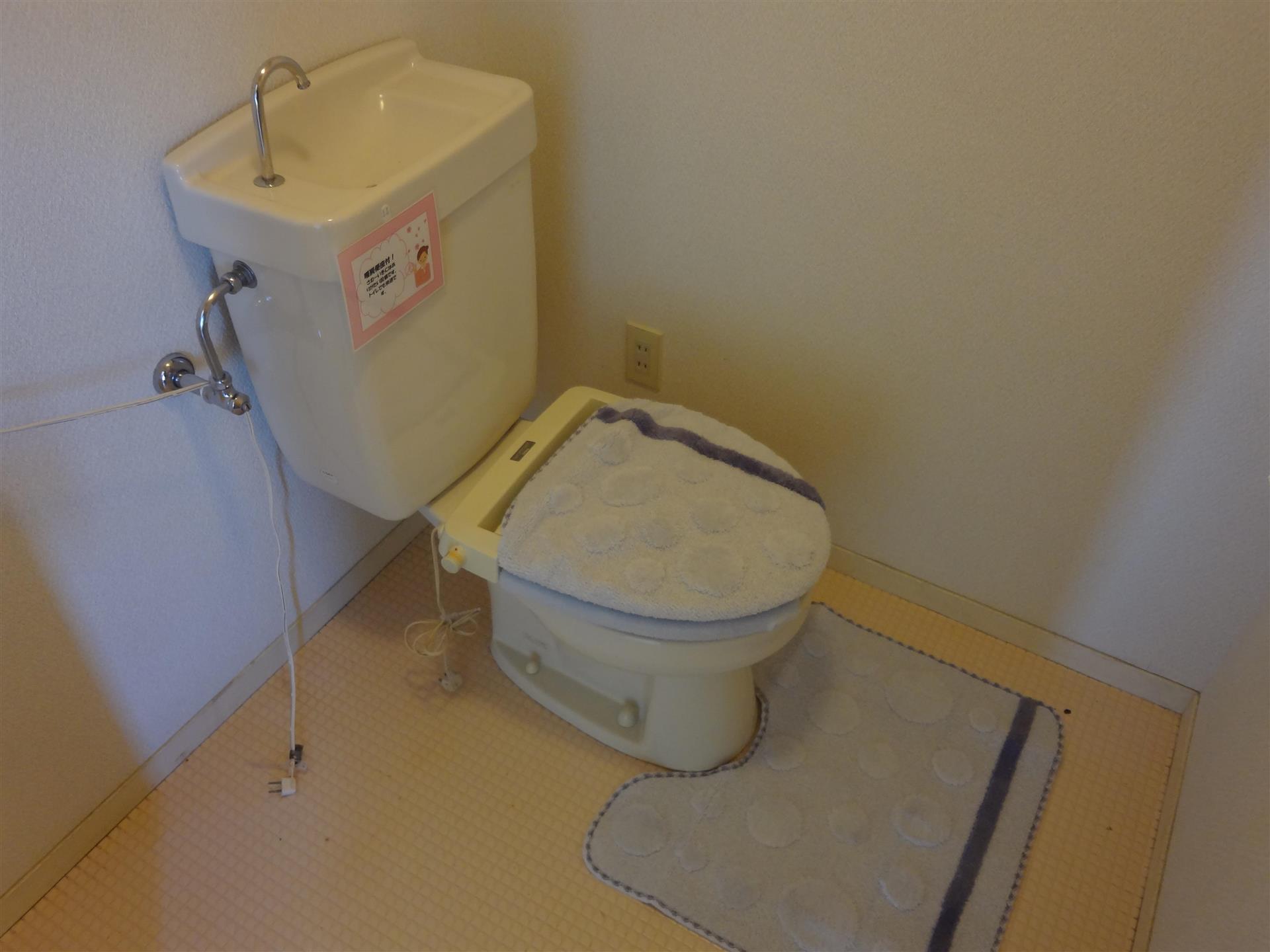 トイレ　トイレは暖房便座付です。冬も暖かいです。