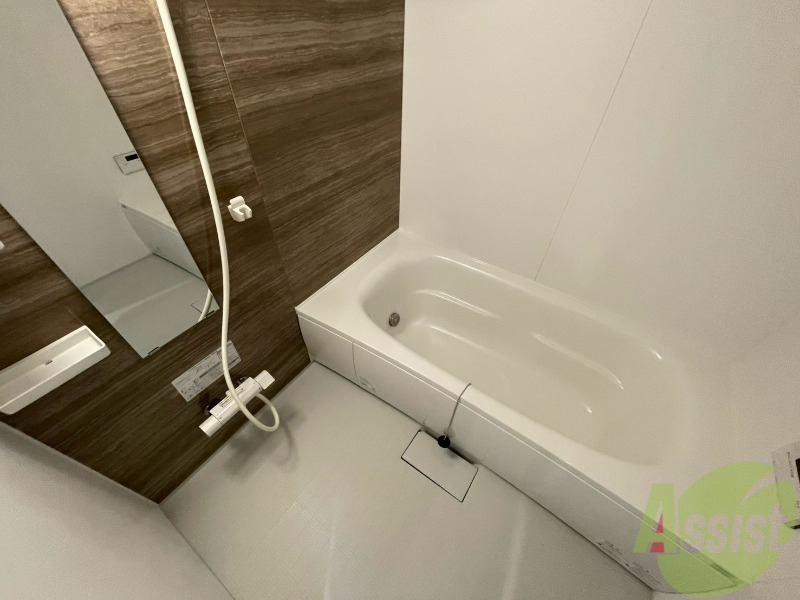 バス・シャワールーム　お風呂です。広々したバスでゆっくりくつろげます。