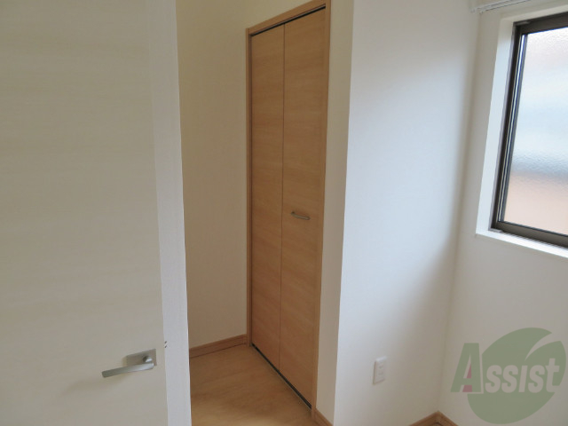 収納　階段下にクローゼットがありました。便利ですね。