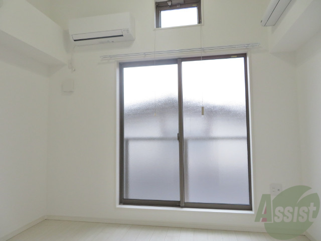 居室・リビング　６．８帖の洋室です。広々として、きれいですね。