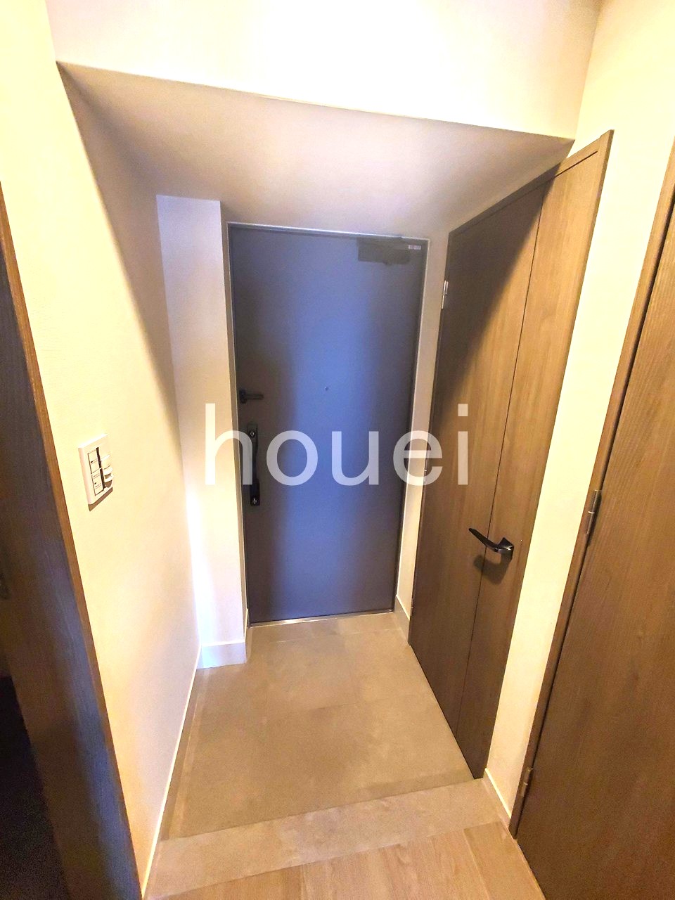 玄関　人感センサー付照明はとても便利です