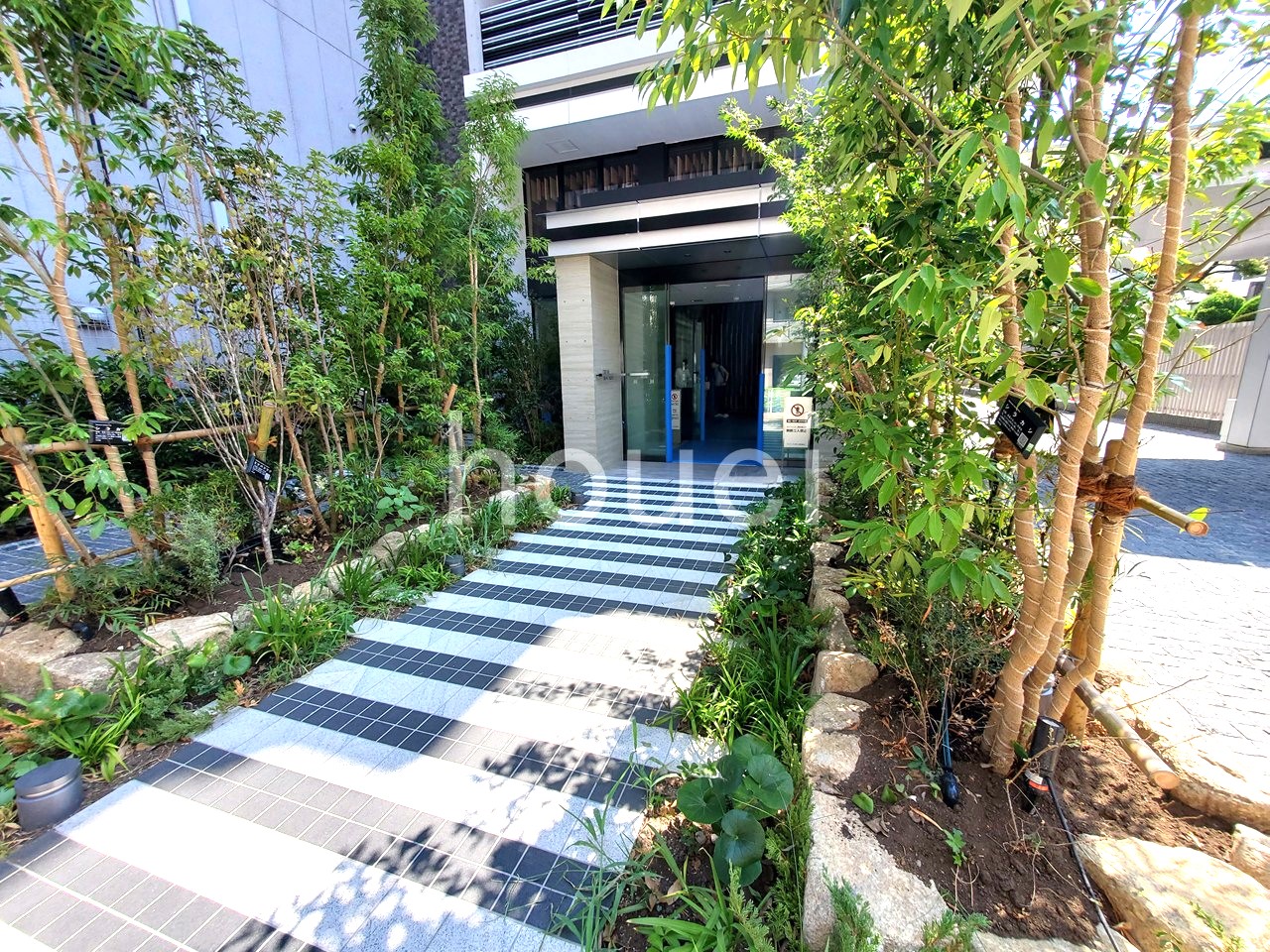 エントランス　新築のきれいなマンションです