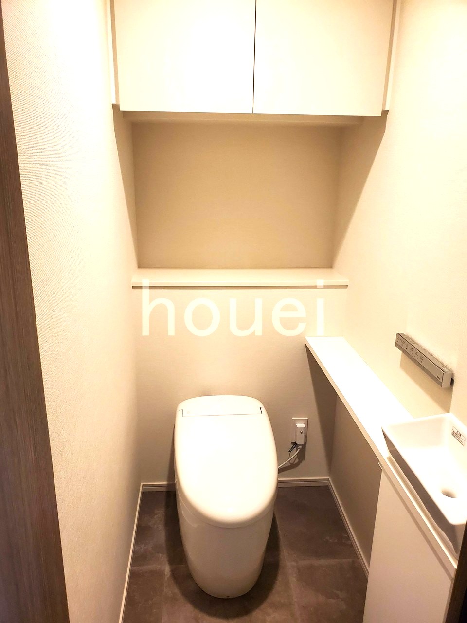 トイレ　上質なタンクレストイレで広々使えます