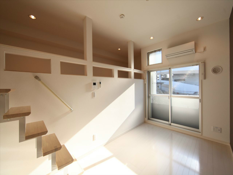 居室・リビング　洋室6.6帖　上階ロフト6.3帖　エアコン付