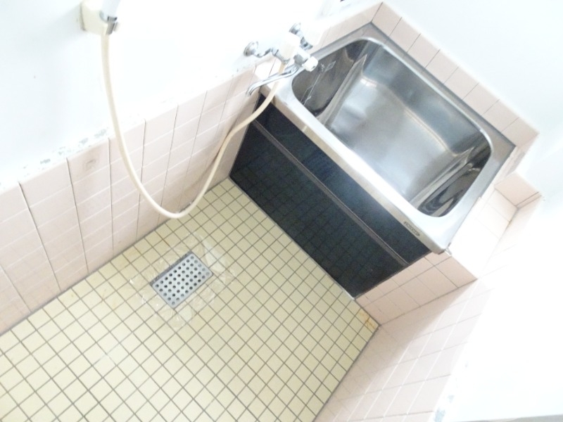 バス・シャワールーム　キレイにリフォームされています♪