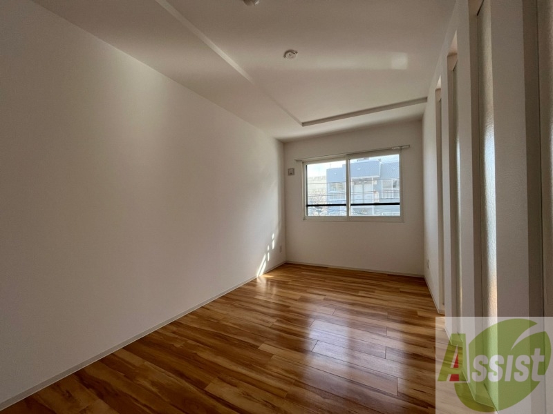 その他部屋・スペース　寝室はこちらです。光が差し込む、温かみのあるお部屋です。