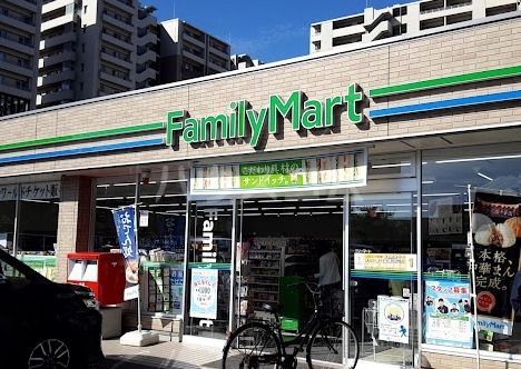コンビニ　ファミリーマート福岡香椎照葉四丁目店（コンビニ）まで530m