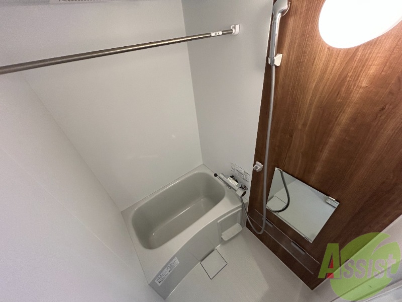 バス・シャワールーム　浴室には浴室乾燥機がございます。雨の日でも洗濯ができますね。