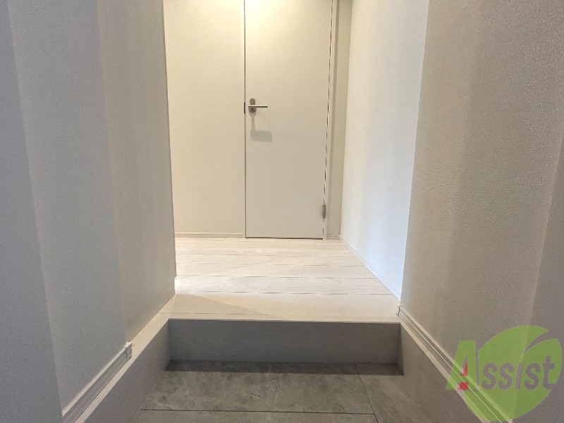 玄関　玄関の様子を撮影しました。敷居が低く靴の着脱はしやすそうです