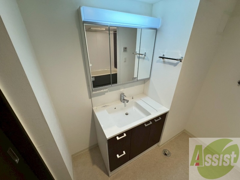 洗面設備　大きくて使いやすそうな独立洗面台になっています。