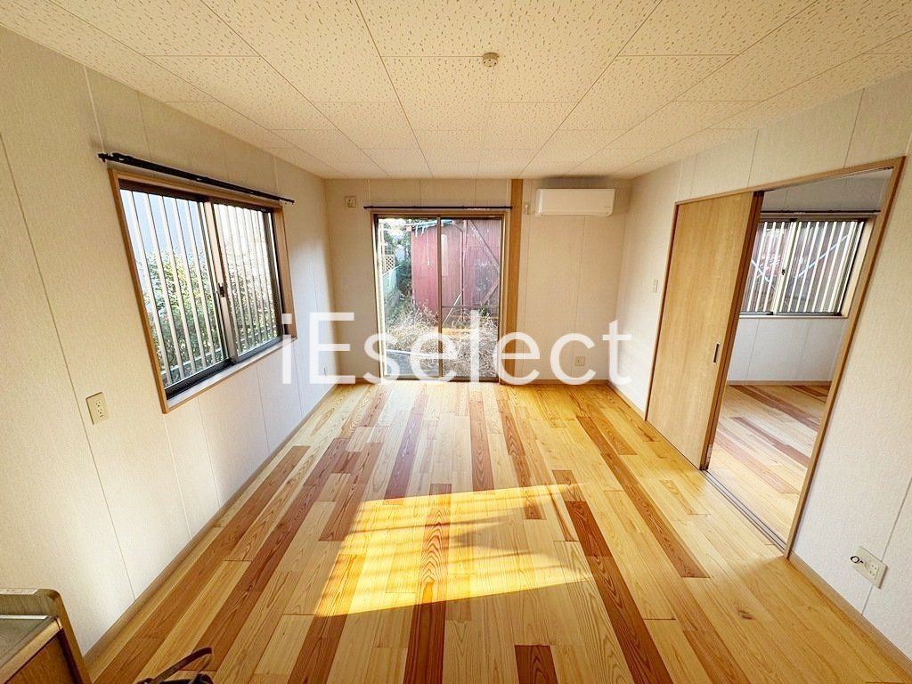 居室・リビング　2面採光の明るいリビング♪