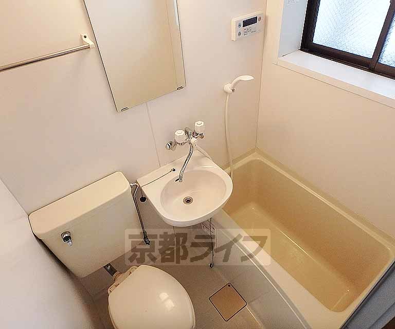 バス・シャワールーム　バスルームです