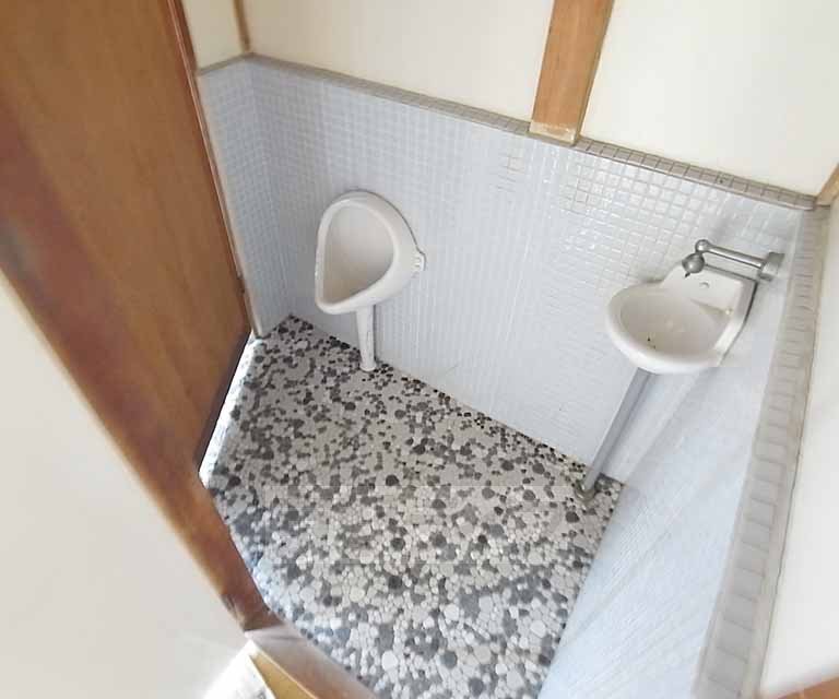 トイレ　トイレが中で別れています