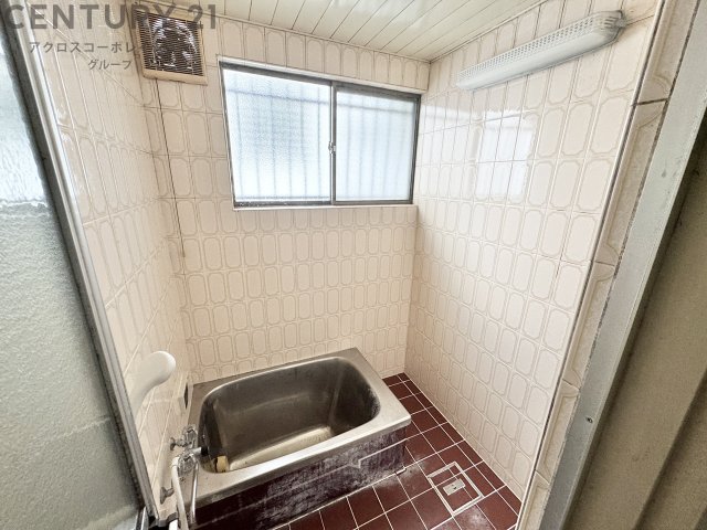 バス・シャワールーム　壁床タイル仕様