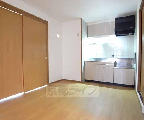 居室・リビング　広々としたダイニングキッチンです。