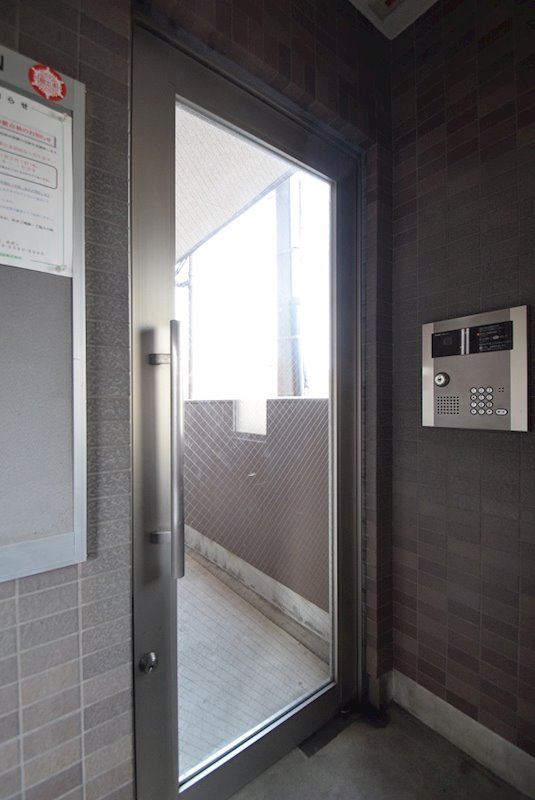 エントランス　オートロック付きマンションです。