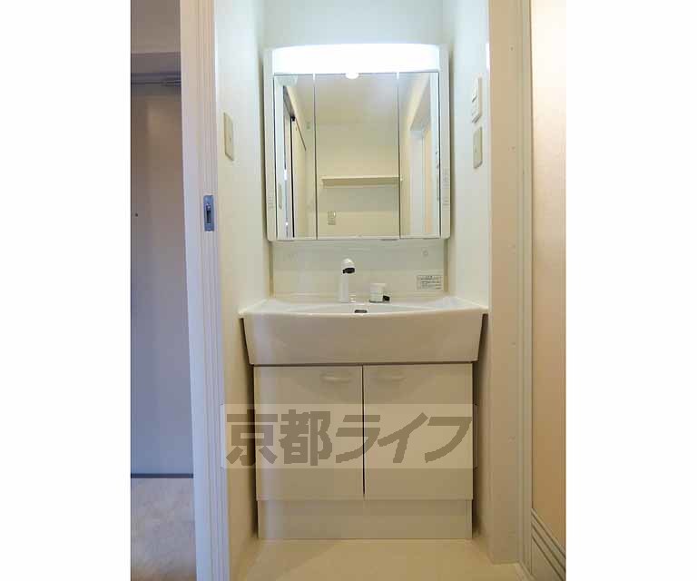 洗面設備　清潔感のある広い洗面台です。