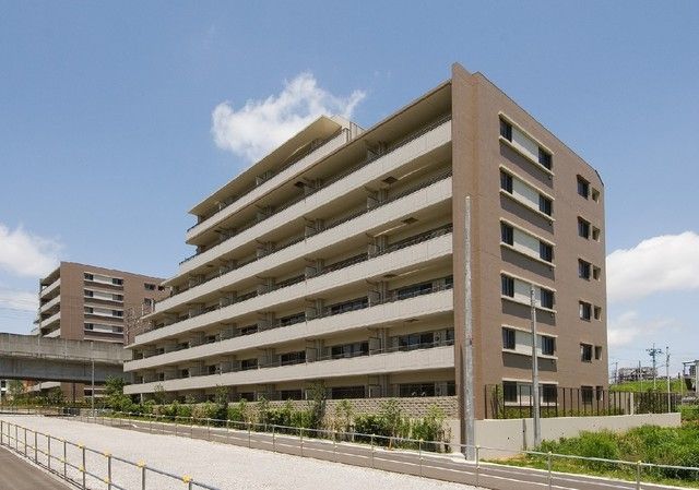 建物外観　駅まで平坦で大きな通りでご自宅までの帰宅も安心です