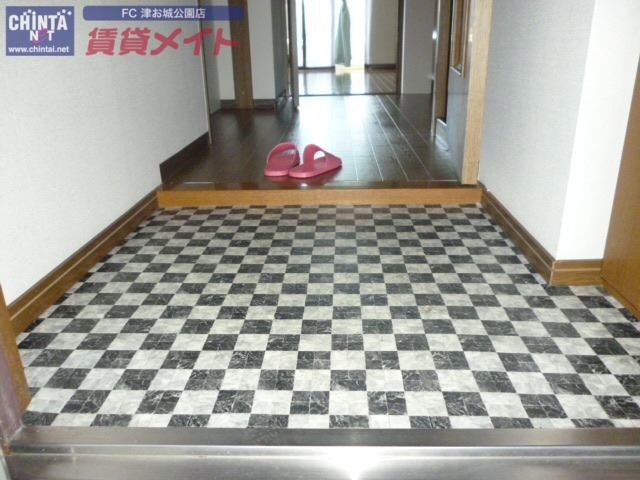玄関　同物件別部屋写真