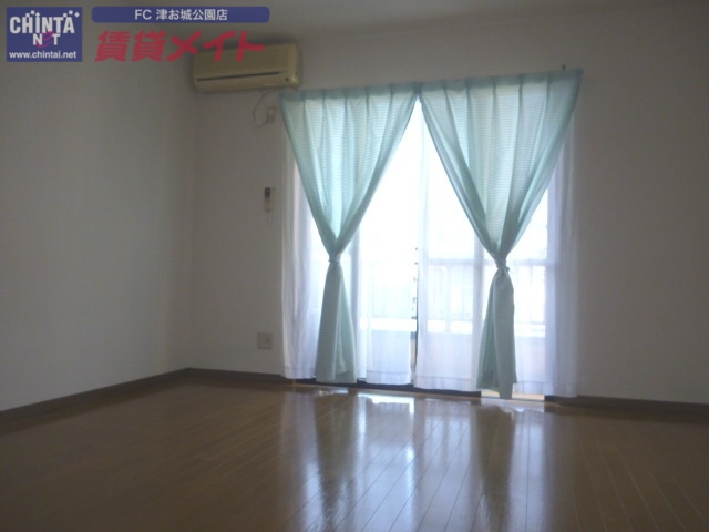 居室・リビング　同物件別部屋写真