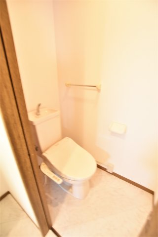 トイレ　別号室画像。ご参考下さい