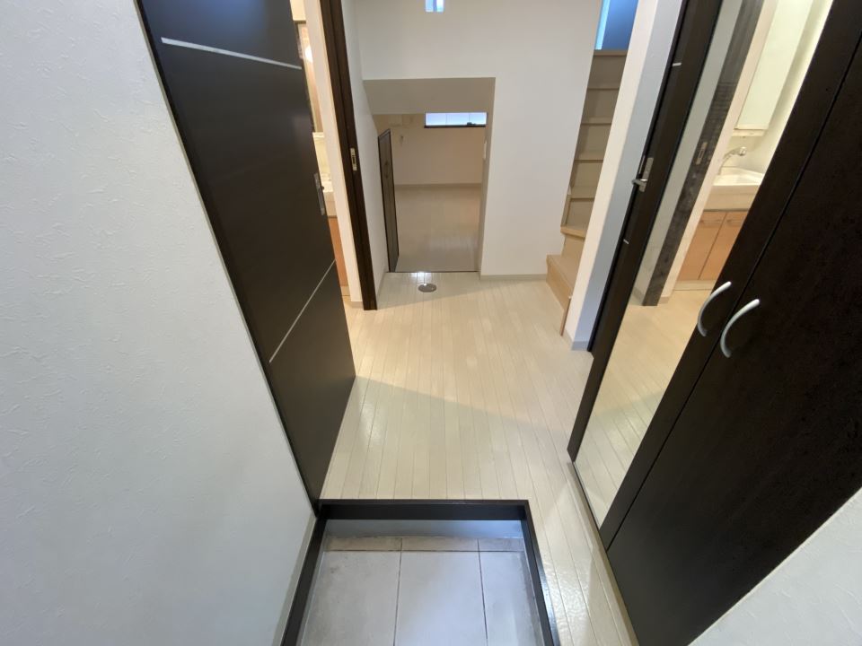 玄関　広々床下収納