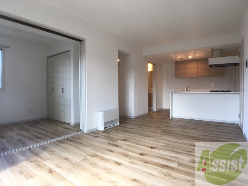 居室・リビング　リビングです。木目のフローリングが落ち着きますね。