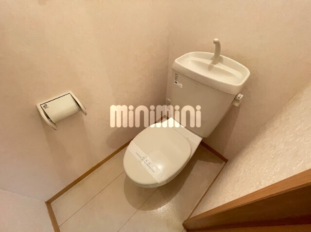 トイレ　玄関前のお写真です！