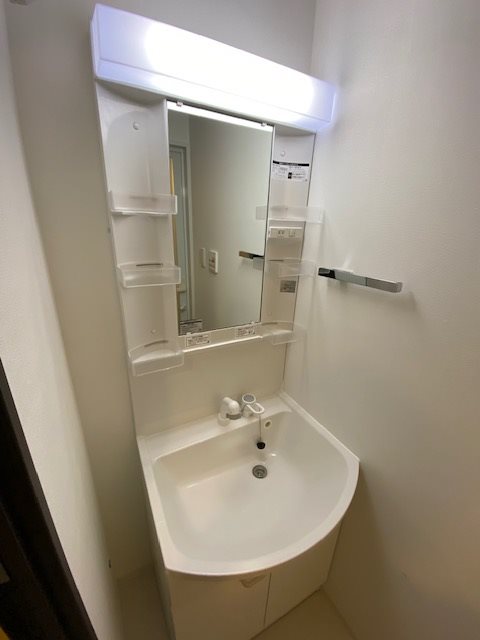 洗面設備　ゆったりとスペースのある洗面所