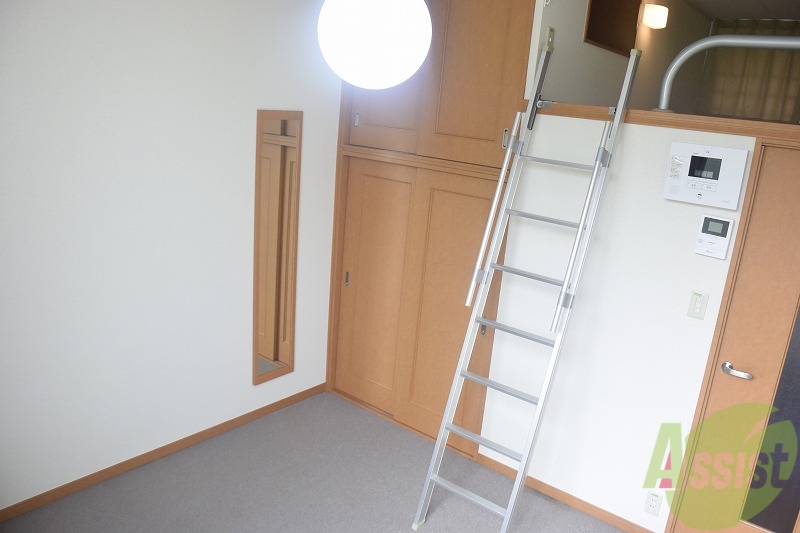 居室・リビング　ロフト付き物件です。収納としてもお使いいただけます！