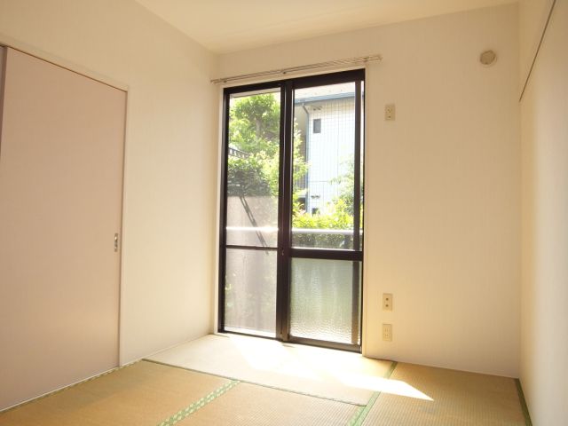 居室・リビング　日当たりのいい和室です。