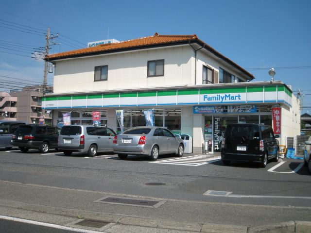コンビニ　ファミリーマート（コンビニ）まで550m