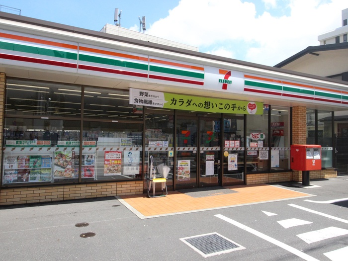 コンビニ　セブンイレブン（コンビニ）まで213m